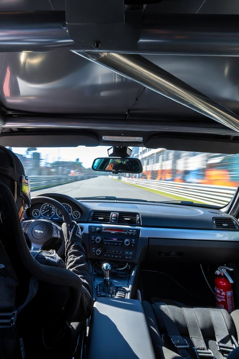 Interior de coche en circuito visto desde RacerLap